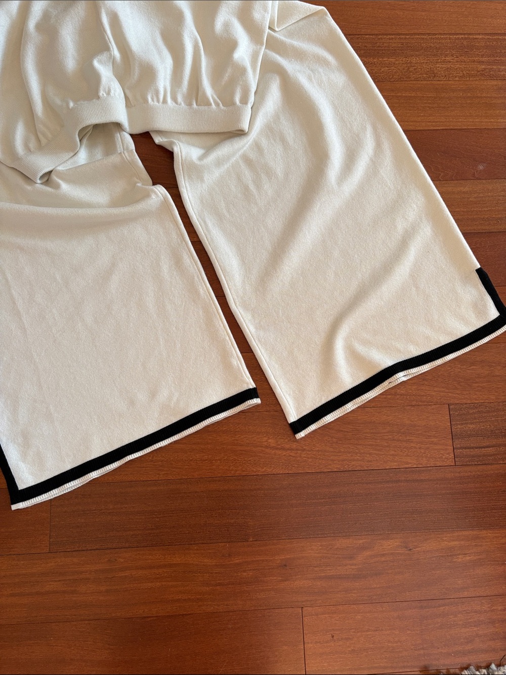 Women’s Cream/Ivory Two-Piece Knit Pantsuit with Black Trim / Sz L So Comfy!!! - Picture 7 of 12